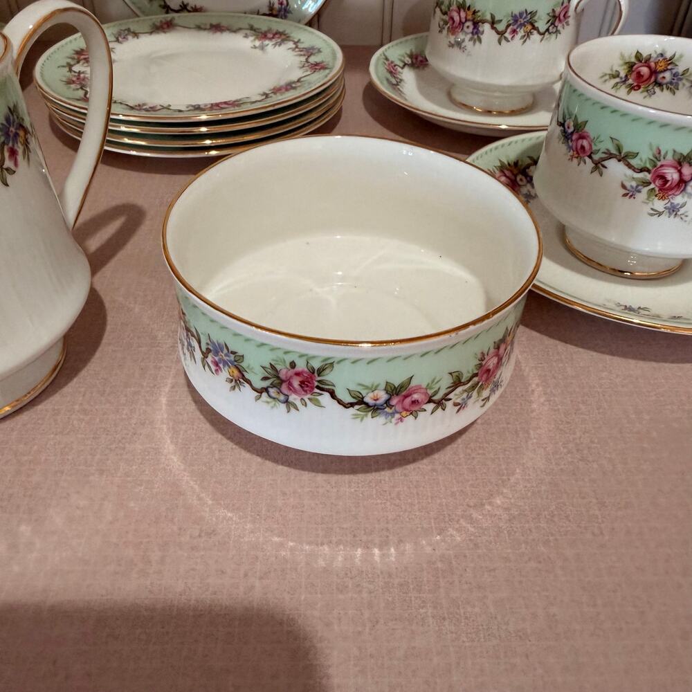 PARAGON ROSALIA CHINA MILK JUG & SUGAR BOWL, 4 Tea‎ Cup, 4 Saucer 5 small plate - Picture 2 of 11